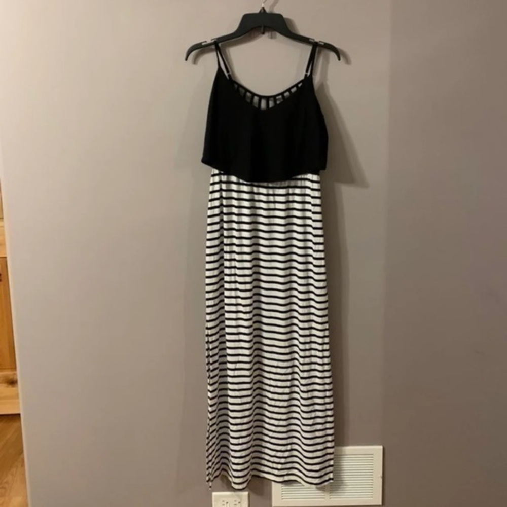 Black and white strip maxi dress Medium speeckless